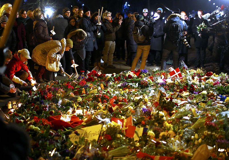 Miles de ciudadanos forman un centro de flores y velas en repulsa a los ataques sufridos