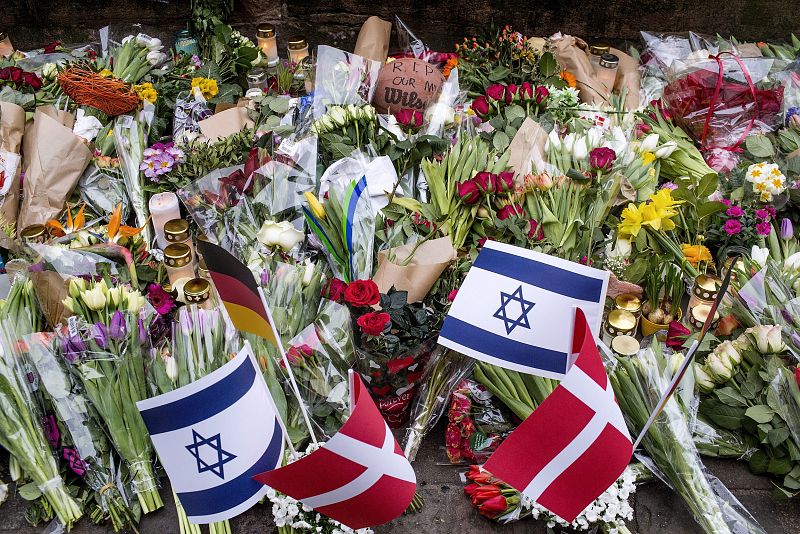 Flores y velas en la entrada de la sinagoga Crystal Gade, en Copenhague