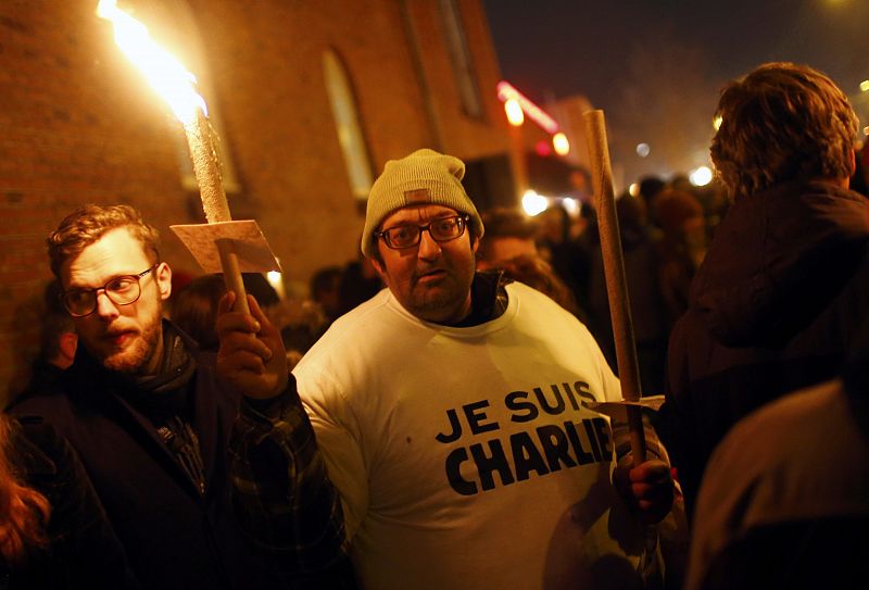 Un hombre recuerda en su camiseta el atentado contra la revista satírica 'Charlie Hebdo'