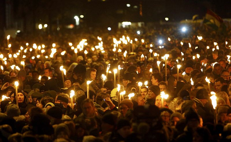 Una gran concentración de personas porta velas cerca de donde se produjeron los ataques.