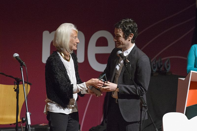 Jerónimo Elespe, Premio El Ojo Crítico de Artes Plásticas, recibe el galardón de manos de la galerista Soledad Lorenzo.