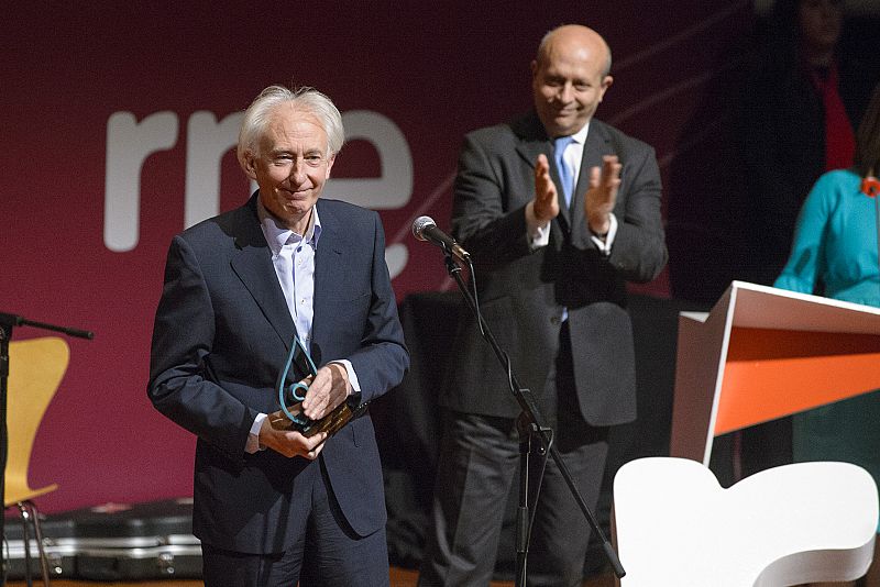 El dramaturgo Albert Boadella, tras recoger el premio de manos del ministro de Cultura, José Ignacio Wert.