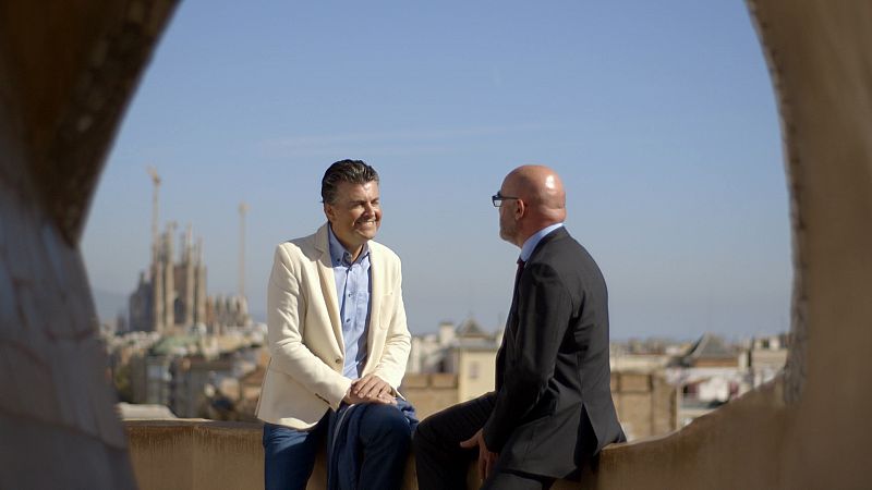 Desde La Pedrera, el famoso edificio de Antonio Gaudí, el barítono Ramon Gener realiza las entrevistas más apasionantes, con vistas a toda Barcelona