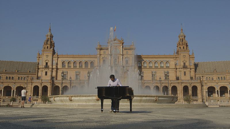 El piano de Ramon Gener llena los espacios más singulares, como el sevillano Parque de Maria Luisa