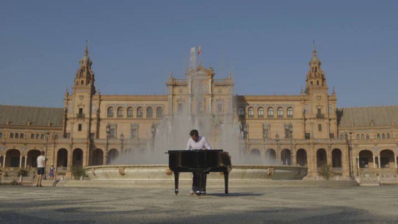   El piano de Ramon Gener llena los espacios más singulares, como el sevillano Parque de Maria Luisa