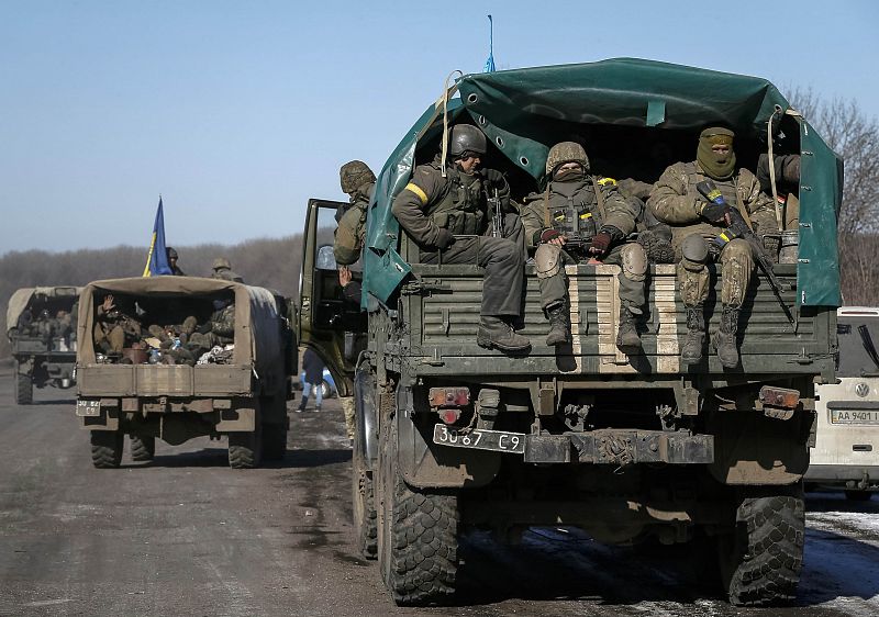 Soldados ucranianos a bordo de un vehículo abandonan el área cerca de Debáltsevo