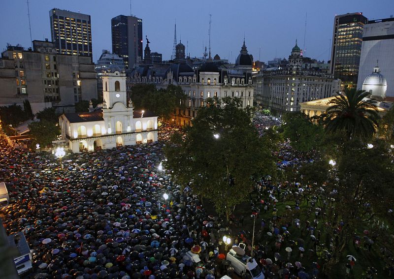 Los manifestantes han permanecido en la Plaza de Mayo, frente a la sede del Gobierno argentino.