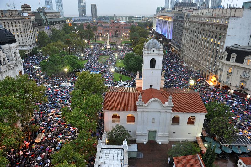 Vista aérea de los manifestantes en la bonaerense Plaza de Mayo.