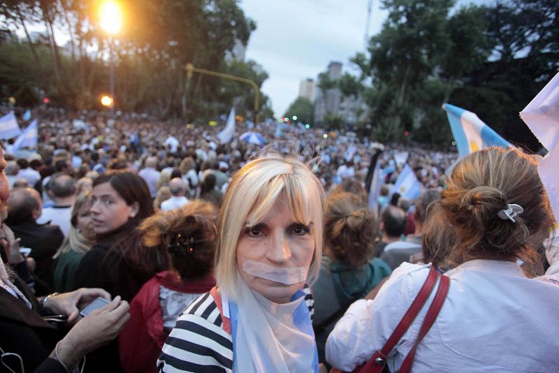 Una manifestante tapa su boca con cinta en una manifestación paralela celebrada en Mar de Plata.