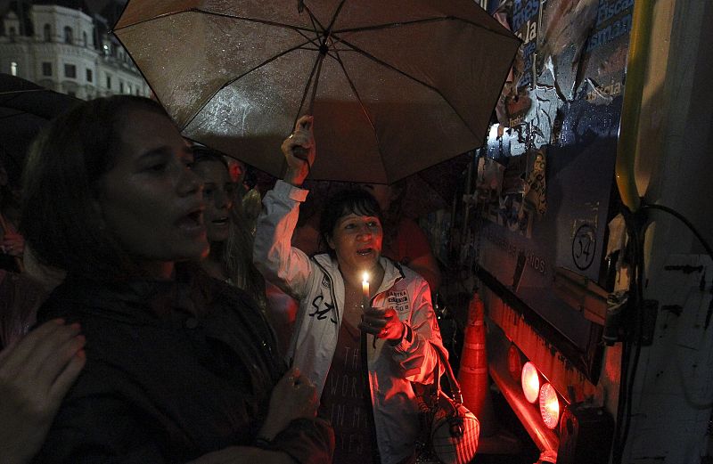 Una manifestante enciende una vela bajo la lluvia en la marcha convocada por los fiscales argentinos en homenaje al fiscal Alberto Nisman en la Plaza de Mayo en Buenos Aires (Argentina).