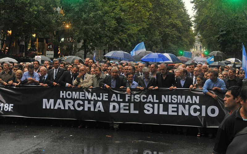 Los fiscales convocantes de la marcha, al frente de la manifestación, portaban una pancarta negra con el mensaje "Homenaje al fiscal Nisman. Marcha del silencio".