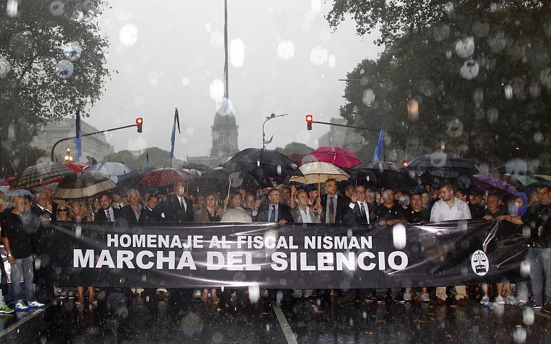 Pese a las inclemencias del tiempo, la marcha ha llegado hasta la Plaza de Mayo, realizando una parada frente a la embajada de Israel.