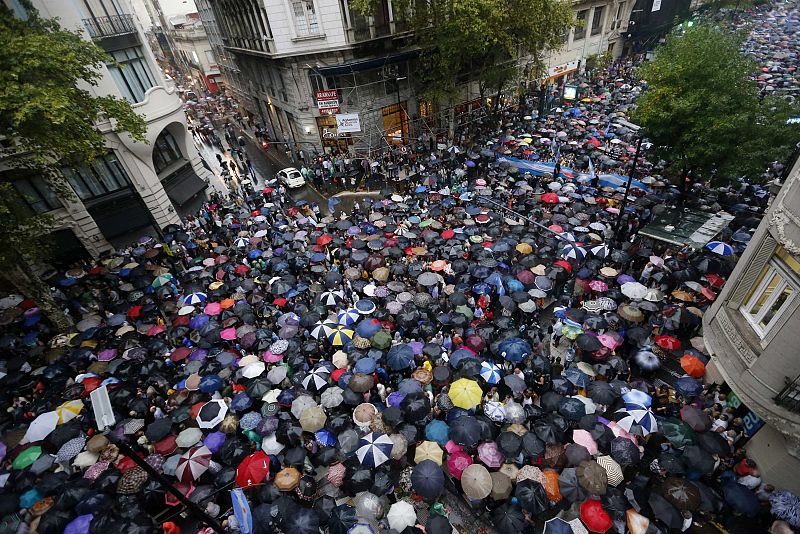 Los manifestantes han tenido que recurrir al paraguas para resguardarse de la lluvia en varios puntos del recorrido.