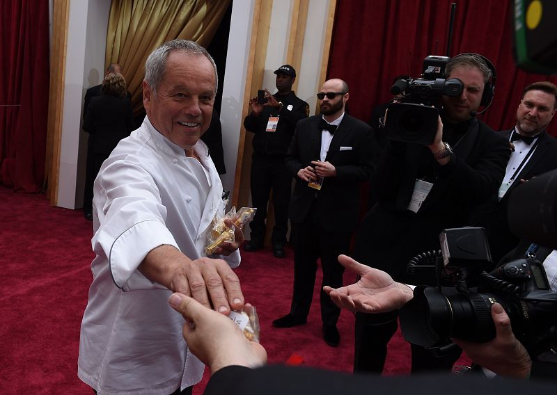 El chef Wolfgang Puck reparte estatuillas de chocolate en la gala de los Oscar