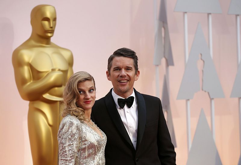 El actor Ethan Hawke y su mujer Ryan a su llegada a la gala de los Oscar 2015