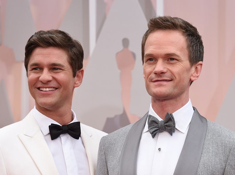 Neil Patrick Harris y David Burtka a su llegada a la gala de los Oscar 2015