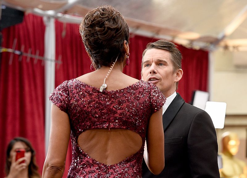 La estrella de televisión Robin Roberts y el actor Ethan Hawke, en la alfombra roja de los Oscar 2015