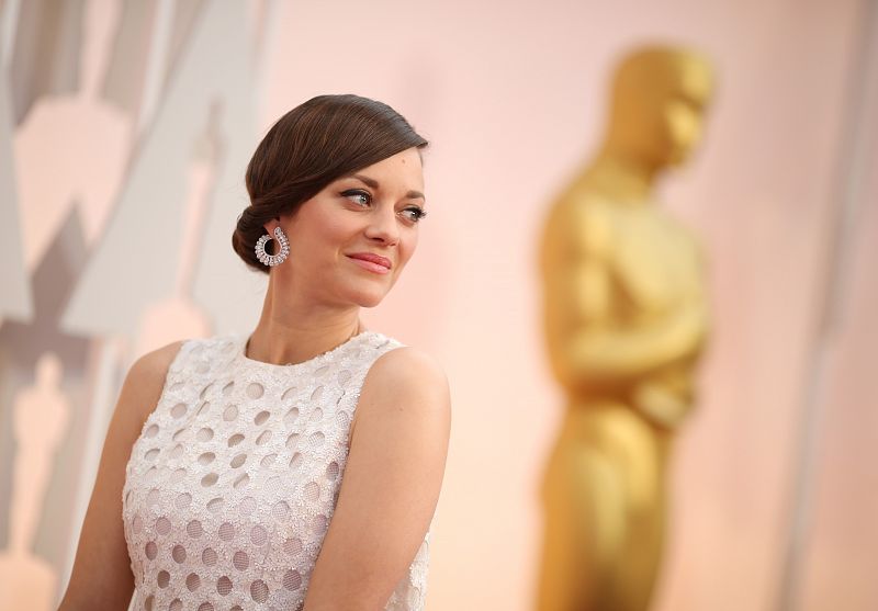 La actriz Marion Cotillard Marion Cotillard, fiel a Dior, con diseño en blanco con detalle negro en la falda