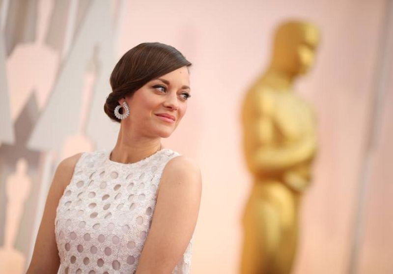 La actriz Marion Cotillard Marion Cotillard, fiel a Dior, con diseño en blanco con detalle negro en la falda 