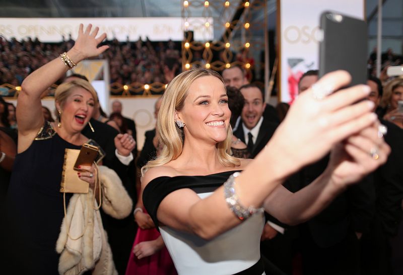 la actriz Reese Witherspoon, protagonista de 'Alma salvaje' se inmortaliza sobre la alfombra roja a golpe de selfi