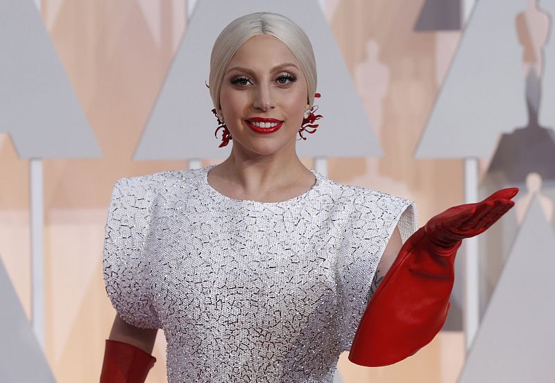 La cantante Lady Gaga soprende con unos largos guantes rojos