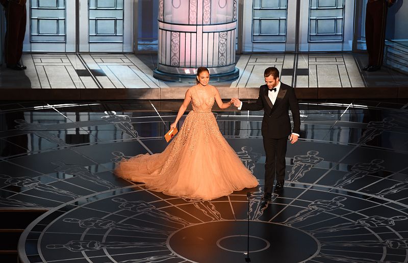 Jennifer Lopez junto a Chris Pine durante la 87 edición de Los Oscar