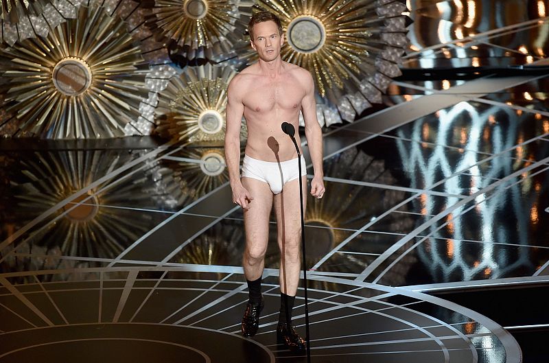 Neil Patrick Harris aparece en ropa interior en uno de los momentazos de la gala