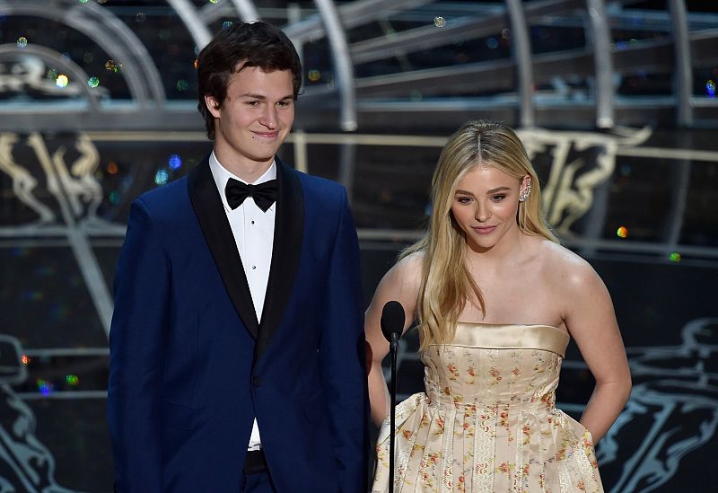 El actor Ansel Elgort y la actriz Chloe Grace Moretz presentan uno de los galardones