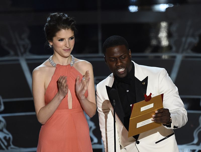 La actriz Anna Kendrick y Kevin Hart en el escenario