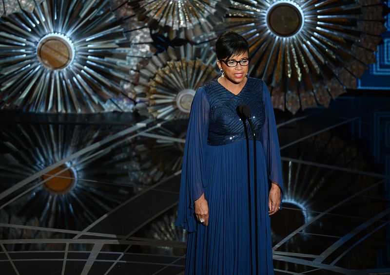 Cheryl Boone Isaacs, presidente de la Academia, se dirige al público durante la ceremonia de los Oscar 2015