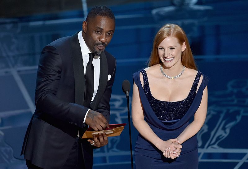 El actor Idris Elba y la actriz Jessica Chastain se dirigen al público durante la gala