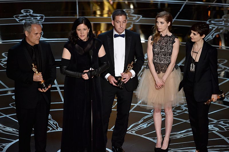 Los directores Laura Poitras, Dirk Wilutzky y el periodista Glenn Greenwald recogen el oscar al mejor documental por "Citizenfour"