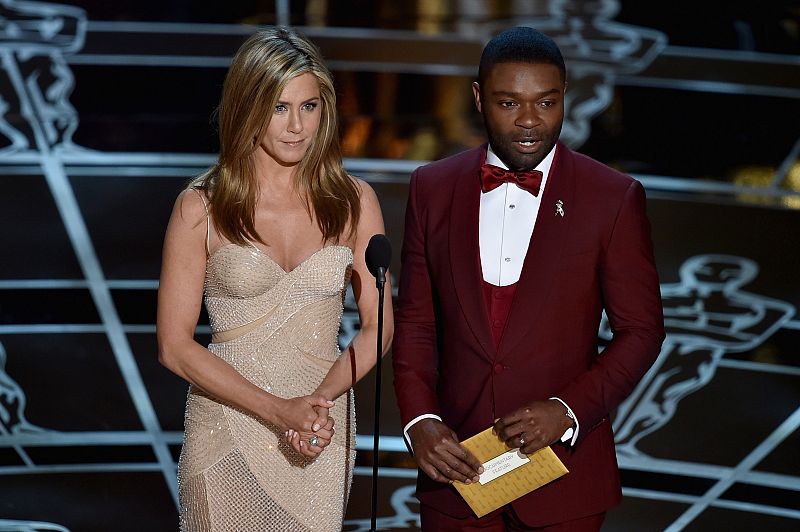 La actriz Jennifer Aniston y el actor David Oyelowo durante la ceremonia de los oscat 2015