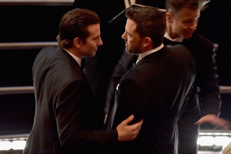 El actor Bradley Cooper habla con Ben Affleck durante la gala de los Oscar 2015