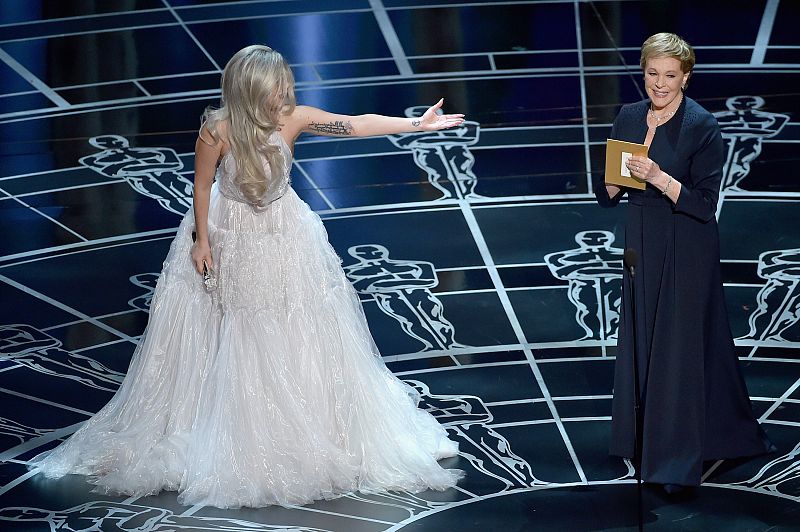 La cantante Lady Gaga y la actriz Julie Andrews comparten escenario durante la gala de los Oscar 2015