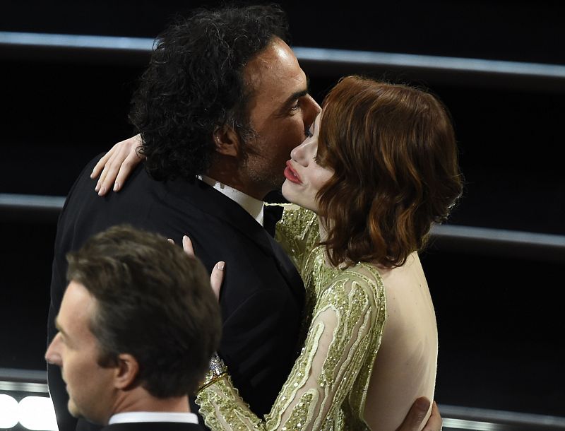 Alejandro G. Iñárritu abraza a Emma Stone de camino al escenario