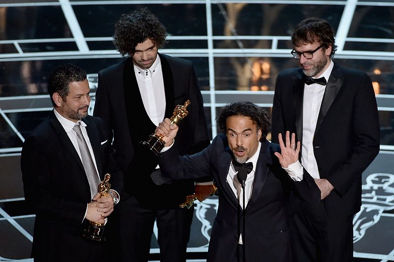 Alexander Dinelaris, Armando Bo, Alejandro Gonzalez Inarritu, y Nicolas Giacobone recogen el oscar al mejor guión por 'Birdman'