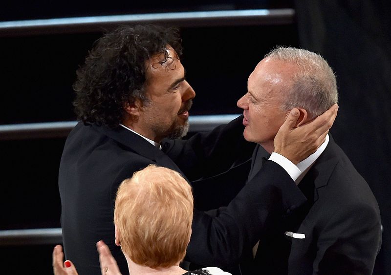 Alejandro Gonzalez Inarritu abraza al actor Michael Keaton tras ganar el oscar al mejor director por 'Birdman'