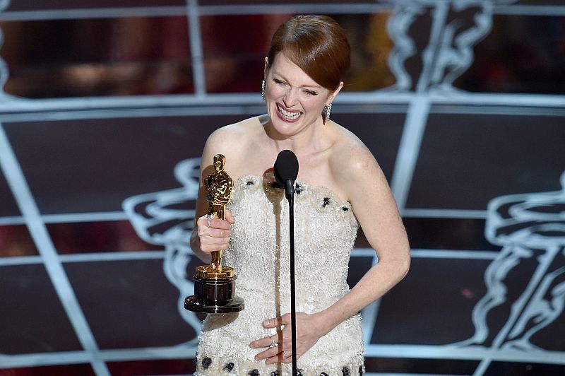 La actriz Julianne Moore tras recoger el oscar a la mejor actriz por 'Siempre Alice'