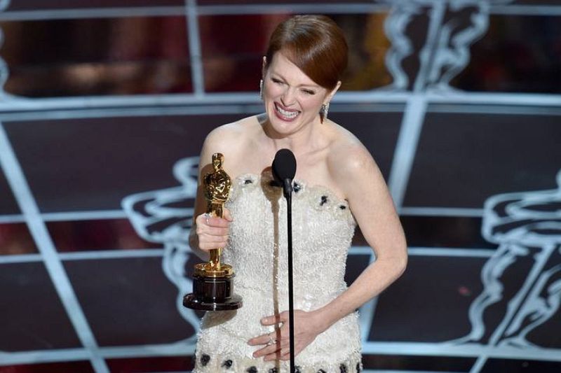 La actriz Julianne Moore tras recoger el oscar a la mejor actriz por 'Siempre Alice'