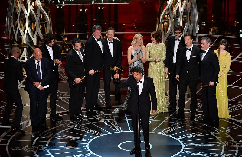 El equipo de 'Cirdman' con Iñárritu en el centro tras ganar el oscar a la mejor película