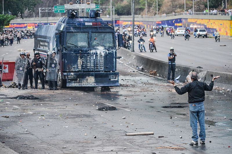 Enfrentamientos entre manifestantes a favor y en contra del Gobierno de Maduro en Caracas.