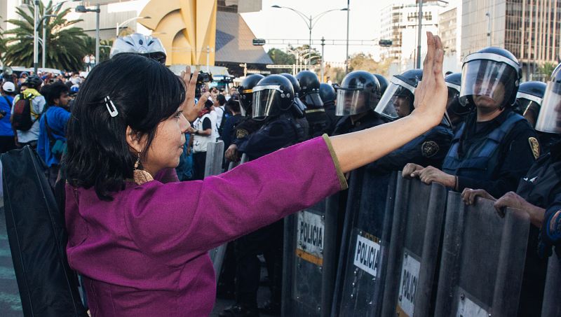 Represión policial durante una manifestación anual por el aniversario de la masacre de estudiantes de 1968 en México (02/10/2013).