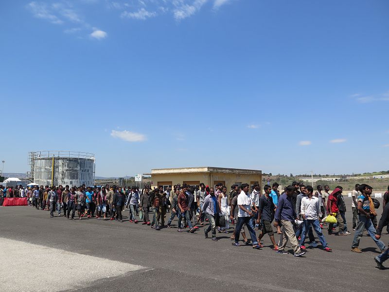 Refugiados e inmigrantes llegan al puerto italiano de Augusta, en Sicilia.