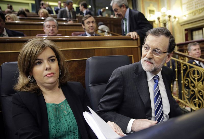 El jefe del Ejecutivo, Mariano Rajoy y la vicepresidenta del Gobierno, Soraya Saénz de Santamaría en sus respectivos escaños.