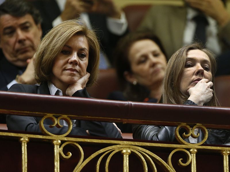 Elvira Fernández, esposa del presidente del Gobierno, y la secretaria general de PP y presidenta de Castilla-La Mancha, María Dolores de Cospedal, desde la tribuna de invitados.