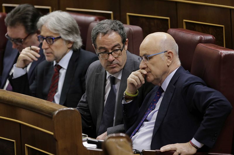 Los diputados de CiU Josep Sánchez Llibre, Pere Macias y Josep Antoni Duran i Lleida (i a d).