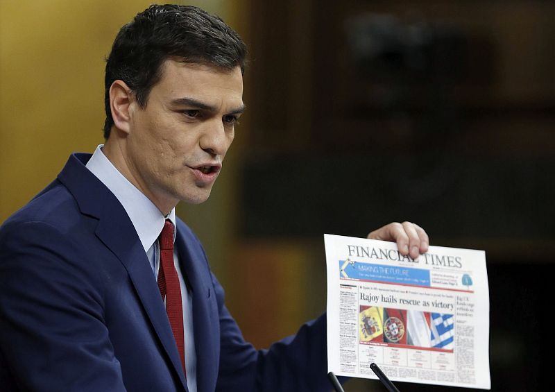 Pedro Sánchez muestra a Rajoy las portadas de varios periódicos tras el rescate de la banca de 2012 durante su primera intervención en el debate del estado de la nación.