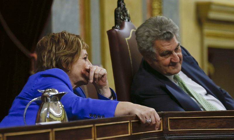 La vicepresidenta primera del Congreso, Celia Villalobos habla con el presidente del Congreso, Jesús Posada