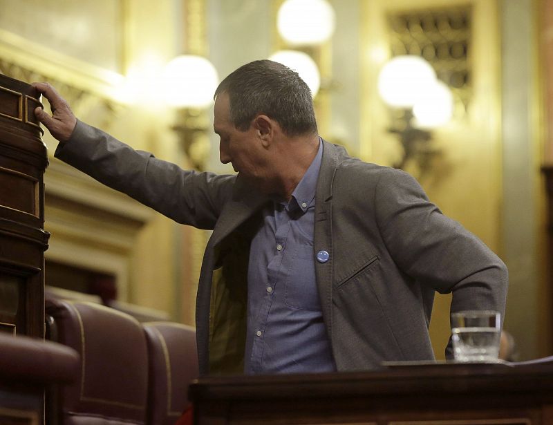 El diputado de la Coalición Compromís-Equo, Joan Baldoví, ha surfrido un mareo durante su intervención en el debate y tras ser atendido por los médicos del Congreso junto a la tribuna, finalmente ha sido trasladado al gabinete médico.